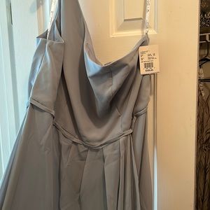 Received the wrong dress, this one has tags still attached! Perfect condition!